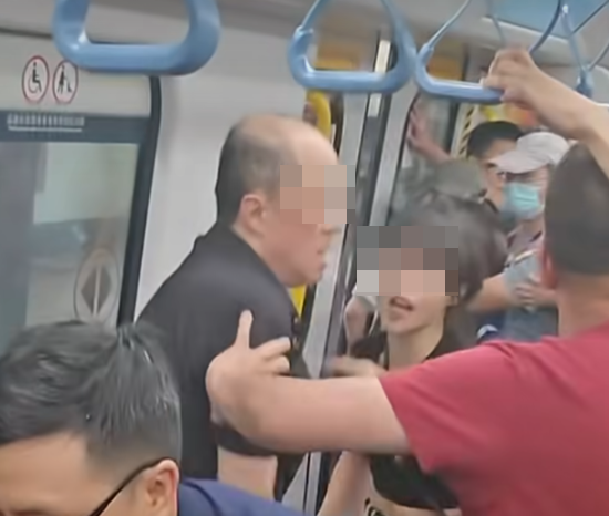 港鐵MMA|一列開往金鐘方向的東鐵綫列車,有人發生衝突,場面混亂。(影片截圖)