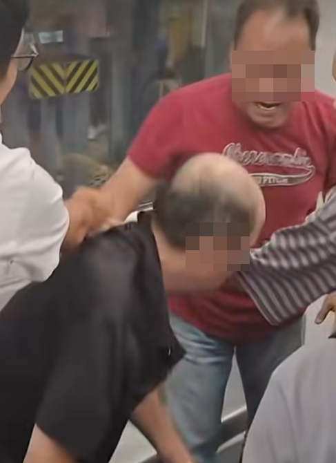 港鐵MMA|一列開往金鐘方向的東鐵綫列車,有人發生衝突,場面混亂。(影片截圖)