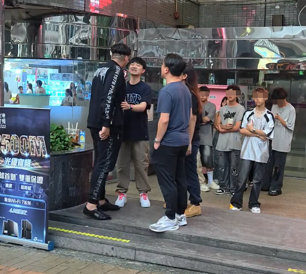 社交平台流傳一條影片,上載者指出該名被捕巴籍銷售員去年已經「同反黑嘈」,相關影片長約1分鐘,現場是葵涌廣場門口。(影片截圖)