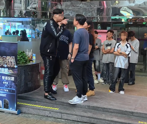 社交平台流傳一條影片,上載者指出該名被捕巴籍銷售員去年已經「同反黑嘈」,相關影片長約1分鐘,現場是葵涌廣場門口。(影片截圖)