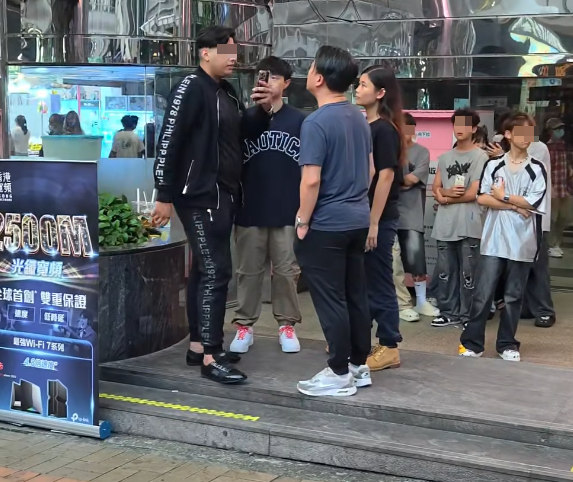 社交平台流傳一條影片,上載者指出該名被捕巴籍銷售員去年已經「同反黑嘈」,相關影片長約1分鐘,現場是葵涌廣場門口。(影片截圖)