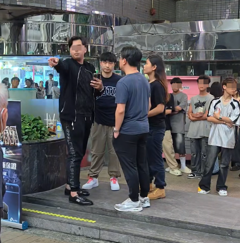 社交平台流傳一條影片,上載者指出該名被捕巴籍銷售員去年已經「同反黑嘈」,相關影片長約1分鐘,現場是葵涌廣場門口。(影片截圖)