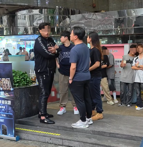 社交平台流傳一條影片,上載者指出該名被捕巴籍銷售員去年已經「同反黑嘈」,相關影片長約1分鐘,現場是葵涌廣場門口。(影片截圖)