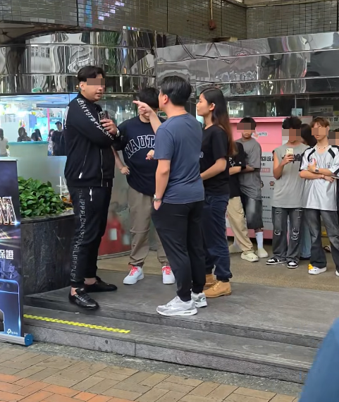 社交平台流傳一條影片,上載者指出該名被捕巴籍銷售員去年已經「同反黑嘈」,相關影片長約1分鐘,現場是葵涌廣場門口。(影片截圖)