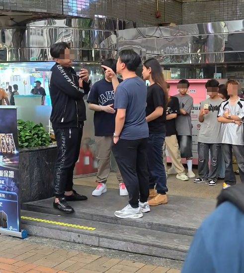 社交平台流傳一條影片,上載者指出該名被捕巴籍銷售員去年已經「同反黑嘈」,相關影片長約1分鐘,現場是葵涌廣場門口。(影片截圖)