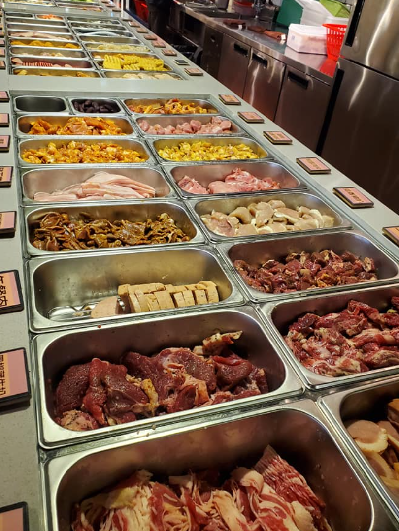 連鎖燒肉放題餐廳「校長燒肉日韓料理」(校長燒肉)去年中以「反攻深圳」作宣傳,推出優惠套餐吸引顧客留港消費。(校長燒肉fb)