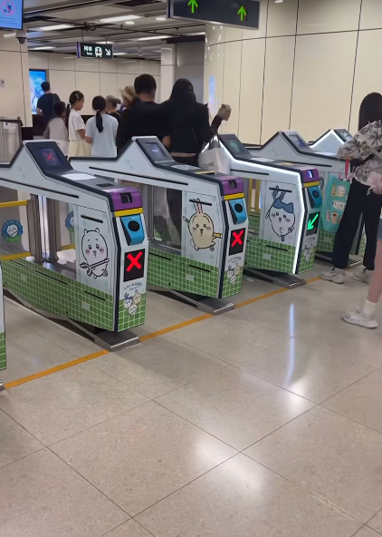 兩人相擁出閘逃票。(FB 車cam L(香港群組))