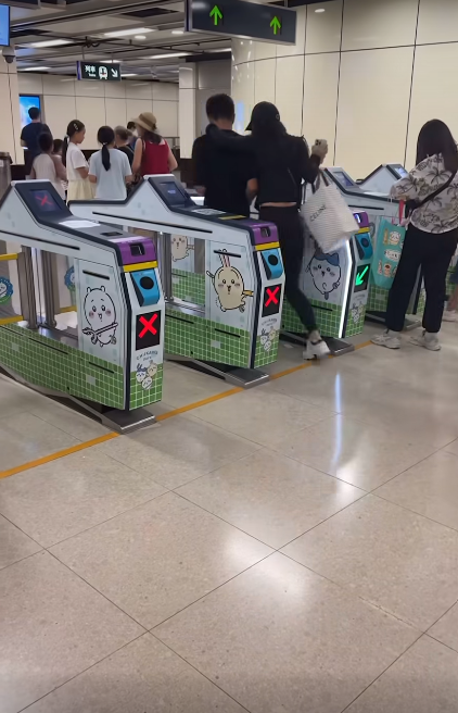 兩人相擁出閘逃票。(FB 車cam L(香港群組))