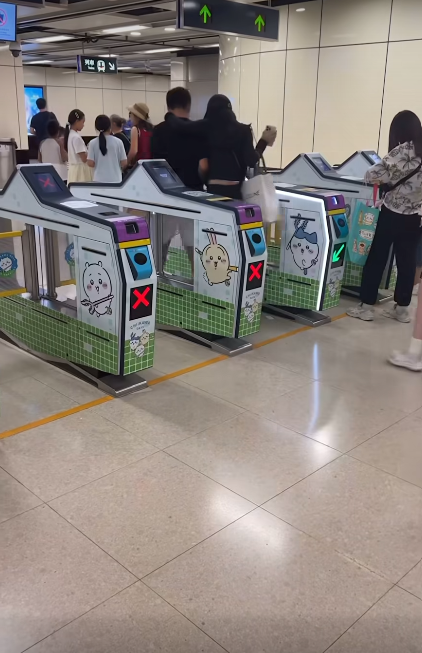 兩人相擁出閘逃票。(FB 車cam L(香港群組))