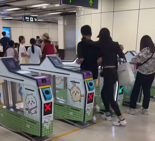 兩人相擁出閘逃票。(FB 車cam L(香港群組))