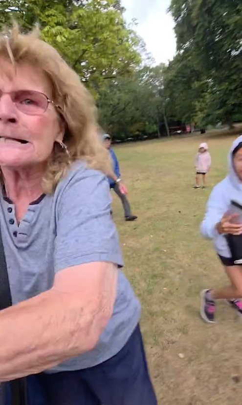 事主受襲及與涉事夫婦拉扯過程。(互聯網)