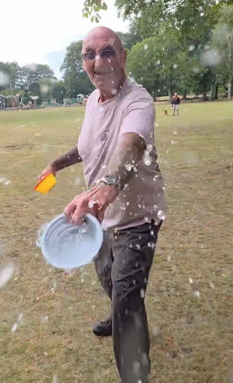 事主受襲及與涉事夫婦拉扯過程。(互聯網)