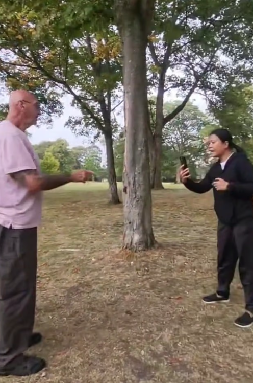 事主受襲及與涉事夫婦拉扯過程。(互聯網)