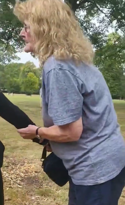 事主受襲及與涉事夫婦拉扯過程。(互聯網)