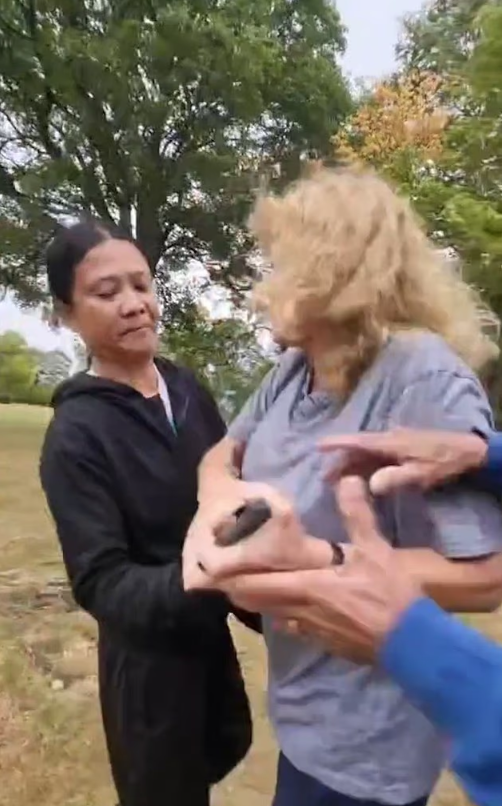 事主受襲及與涉事夫婦拉扯過程。(互聯網)