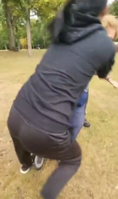 事主受襲及與涉事夫婦拉扯過程。(互聯網)