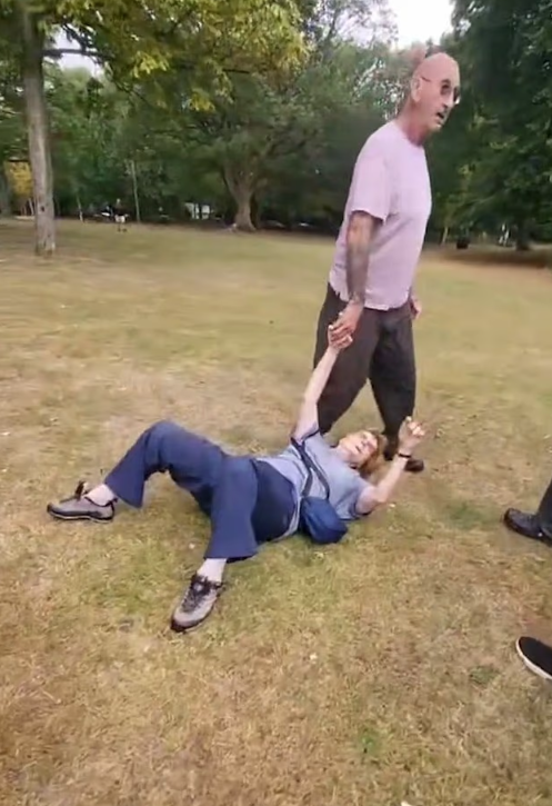 事主受襲及與涉事夫婦拉扯過程。(互聯網)