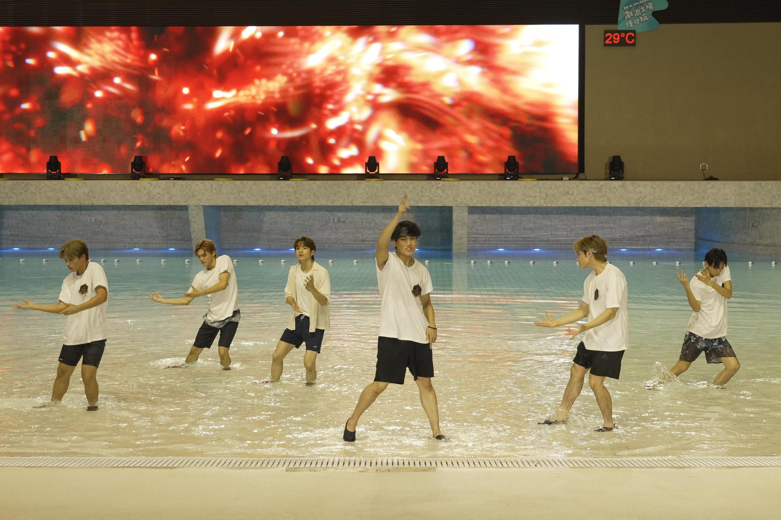 Louis、牛牛、Alvin Lai、三金、lan Hannz 、Winter在《全民造星VI》記者會上,跳唱表演《開始倒數》。