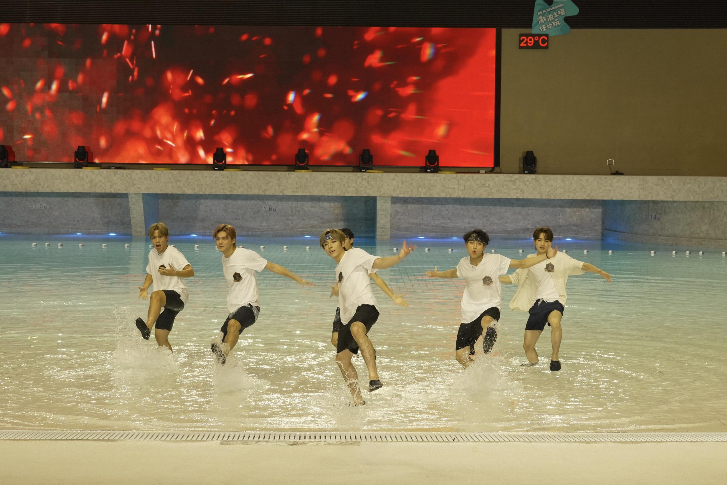 Louis、牛牛、Alvin Lai、三金、lan Hannz 、Winter在《全民造星VI》記者會上,跳唱表演《開始倒數》。