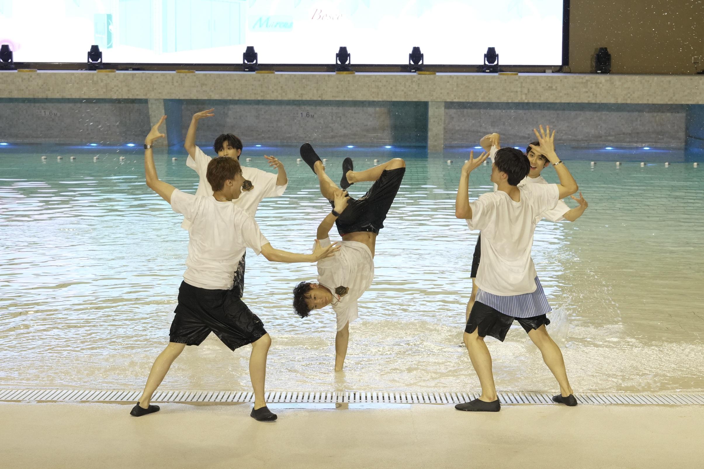 Gordon、kirs、Marcus、Jack Lo、Bosco Kwan在《全民造星VI》記者會上,跳唱表演《phat & fresh》。