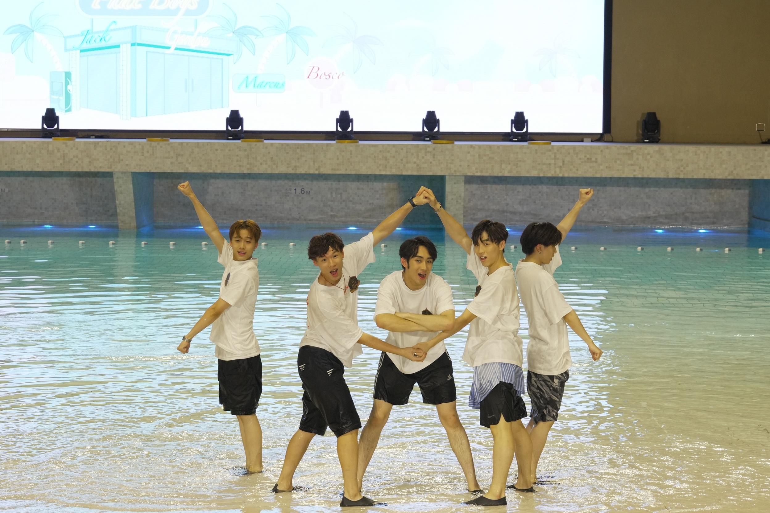 Gordon、kirs、Marcus、Jack Lo、Bosco Kwan在《全民造星VI》記者會上,跳唱表演《phat & fresh》。