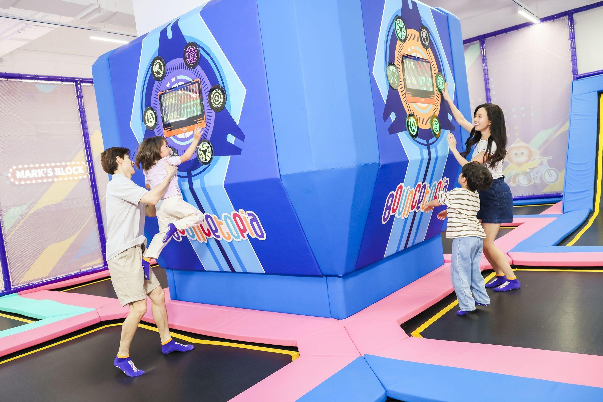 閃擊拍燈王:這場閃爍燈光的彈跳追擊戰,讓孩子們化身矯健小忍者,在空中飛躍、瞬間拍擊,爭分奪秒搶高分!