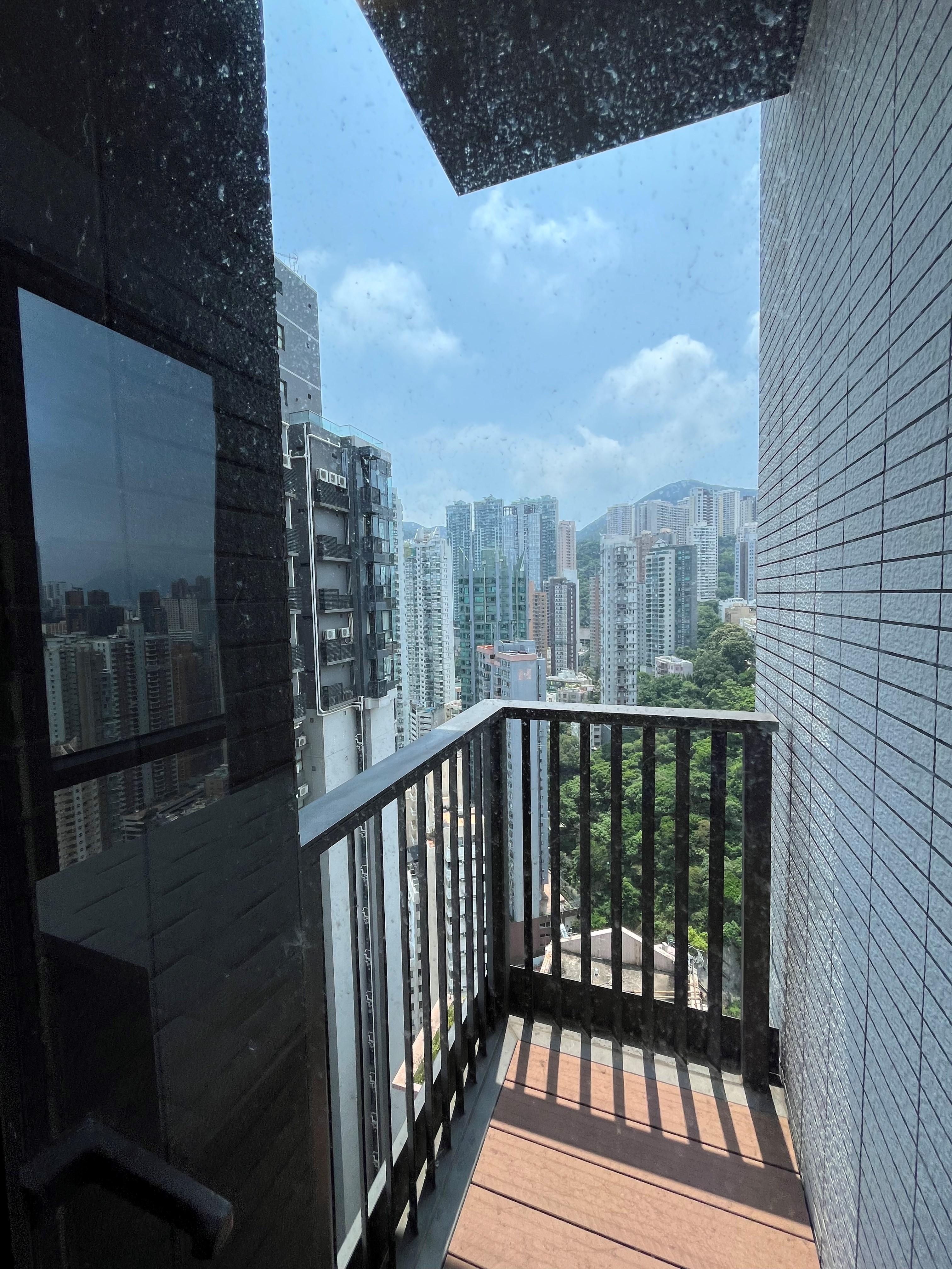 睡房附連工作平台,以開揚樹景和遠樓景為主。