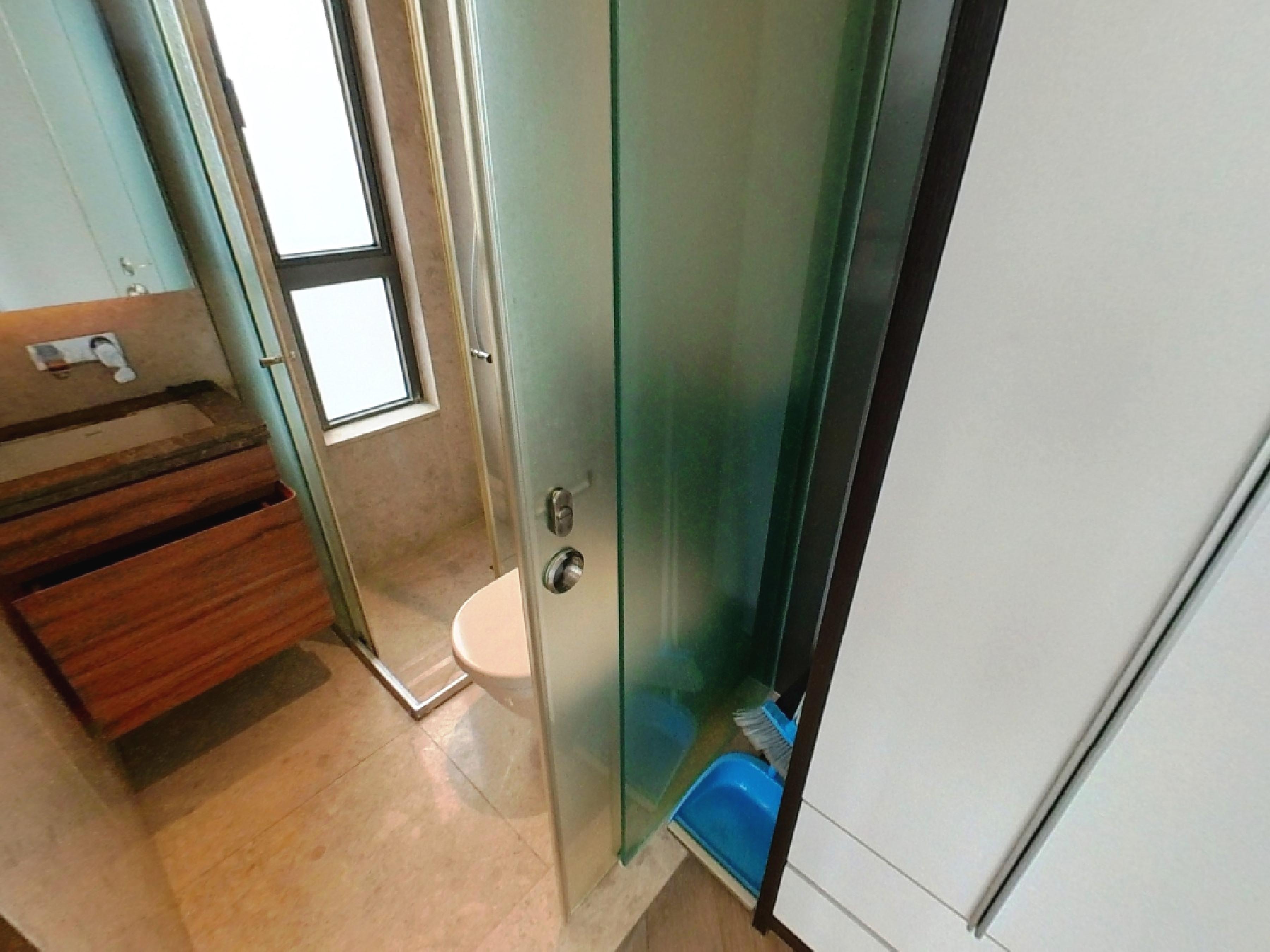 浴室設於睡房內,猶如套房設計,且為明廁。