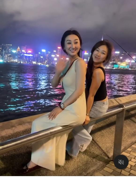 高Ling遇著途人打招呼,她禮貌揮手回覆。