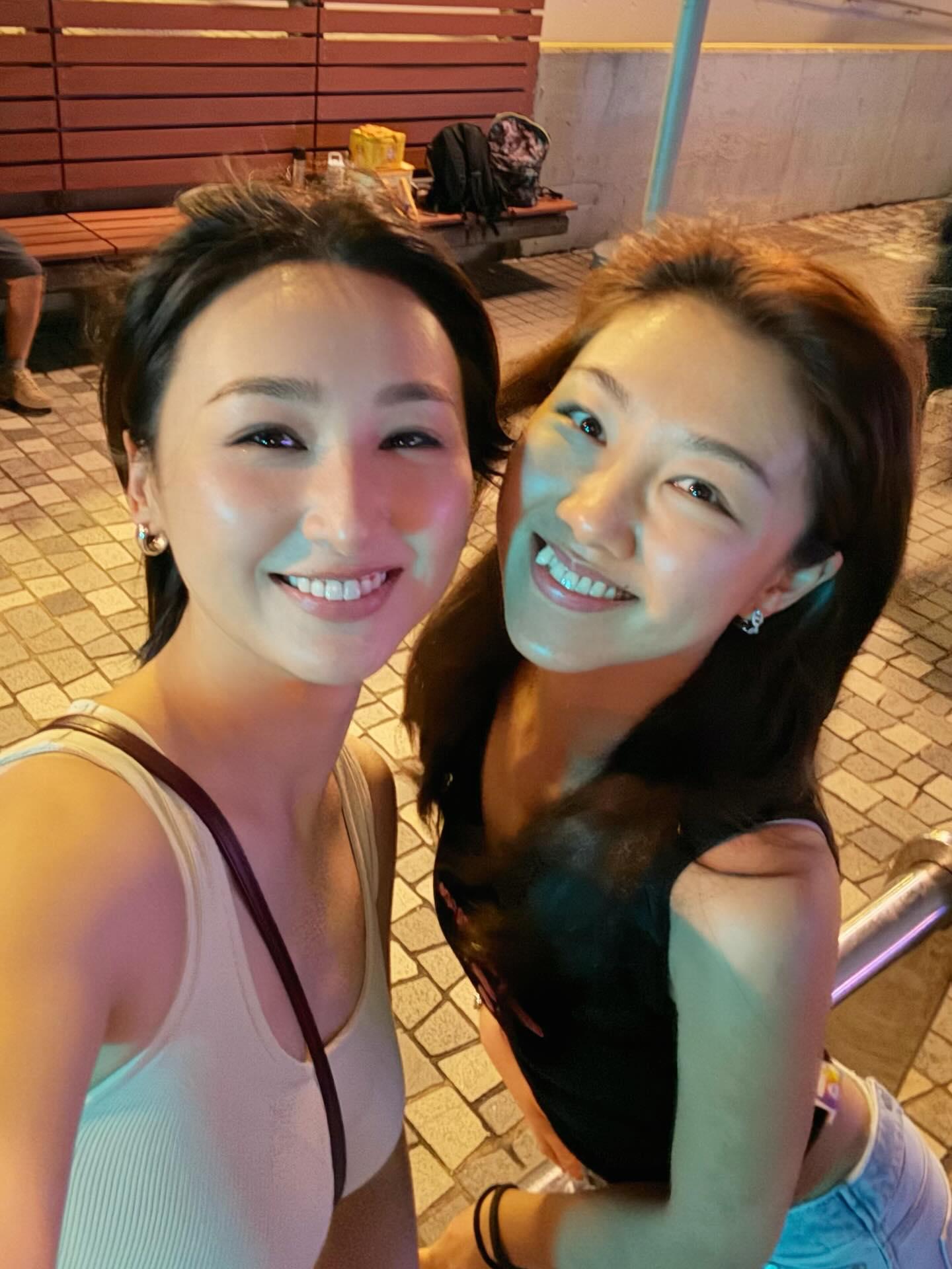 高Ling指,她與顏卓靈在海邊傾電影、傾文學、傾人生。