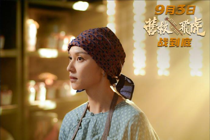 載上頭巾的王丹妮。