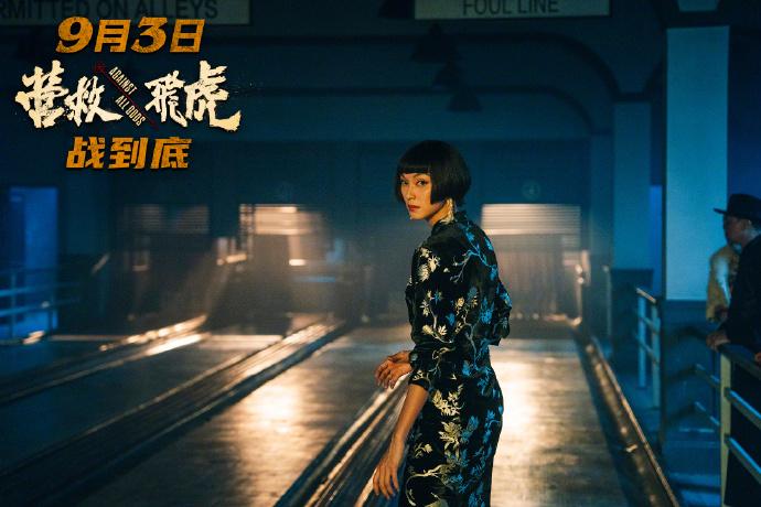 在戲中載上假髮收集情報的王丹妮,又有另一番味道。