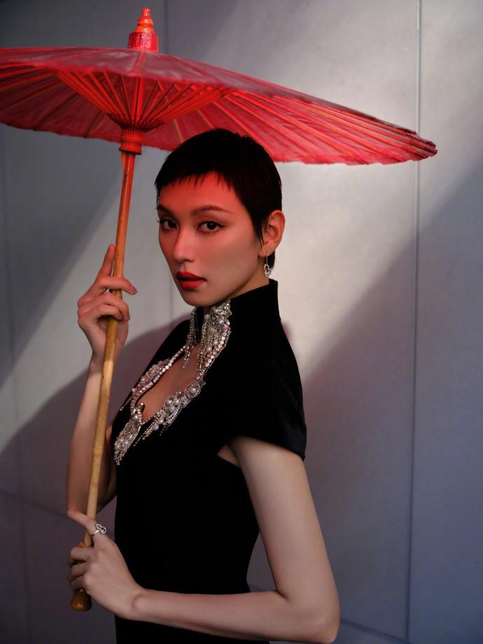 著上M Essential 2025春夏旗袍系列的王丹妮,可塑性令人讚嘆。