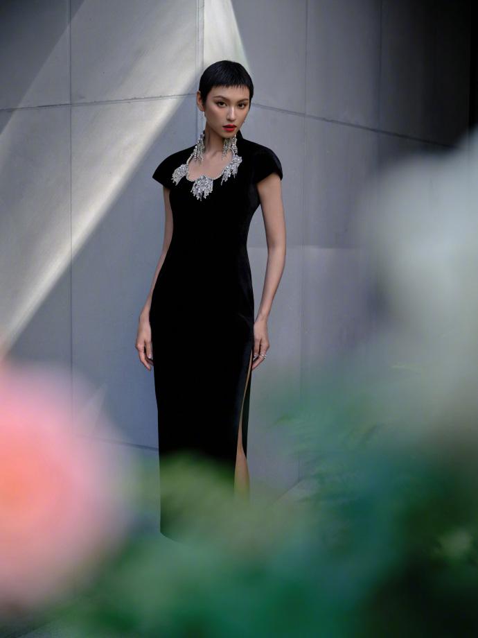 著上M Essential 2025春夏旗袍系列的王丹妮,可塑性令人讚嘆。
