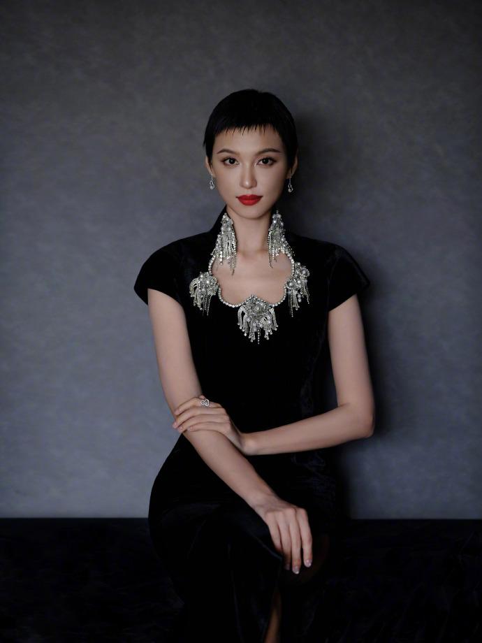 著上M Essential 2025春夏旗袍系列的王丹妮,可塑性令人讚嘆。