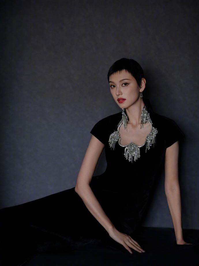 著上M Essential 2025春夏旗袍系列的王丹妮,可塑性令人讚嘆。