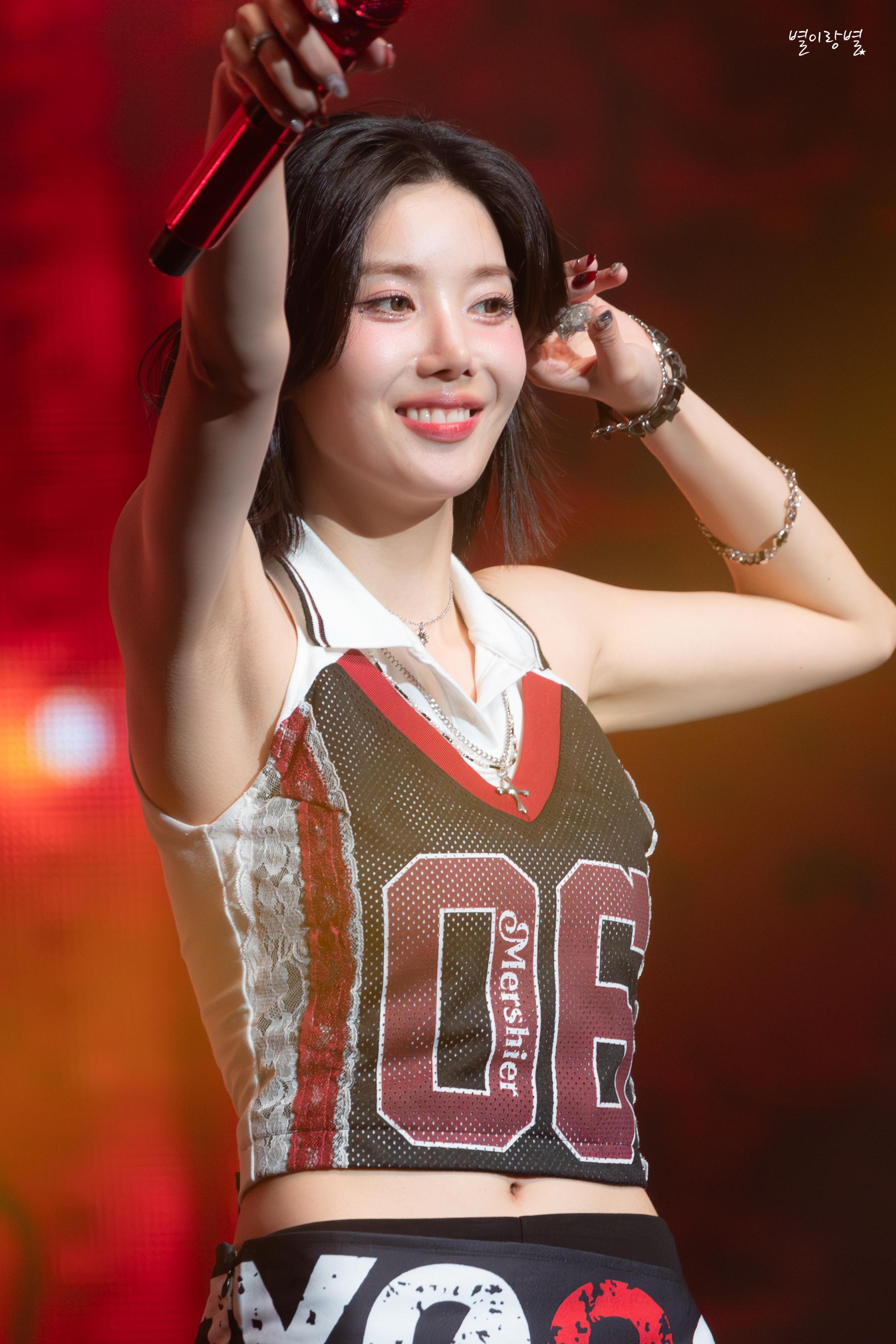 權恩妃在《The Red》演唱會,亦有獻唱IZ*ONE時期的歌曲。