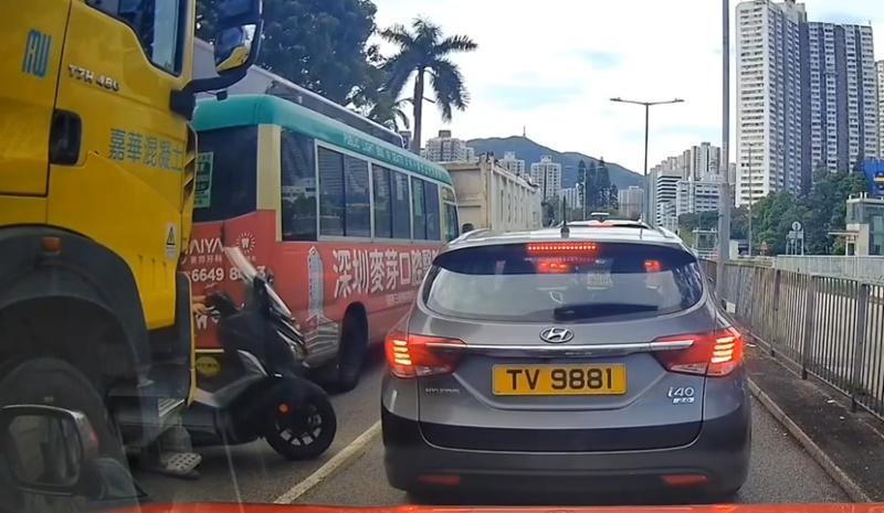 車Cam直擊,大埔電單車攝車罅,遭田螺車撞低推行。(FB/車cam L (香港群組))