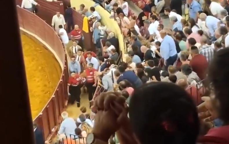 Trindade被抬離場並送院搶救。(X)