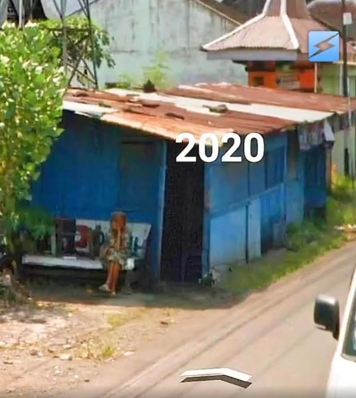 2020年她獨坐在曾經與丈夫一同聊天的椅子上。(X)