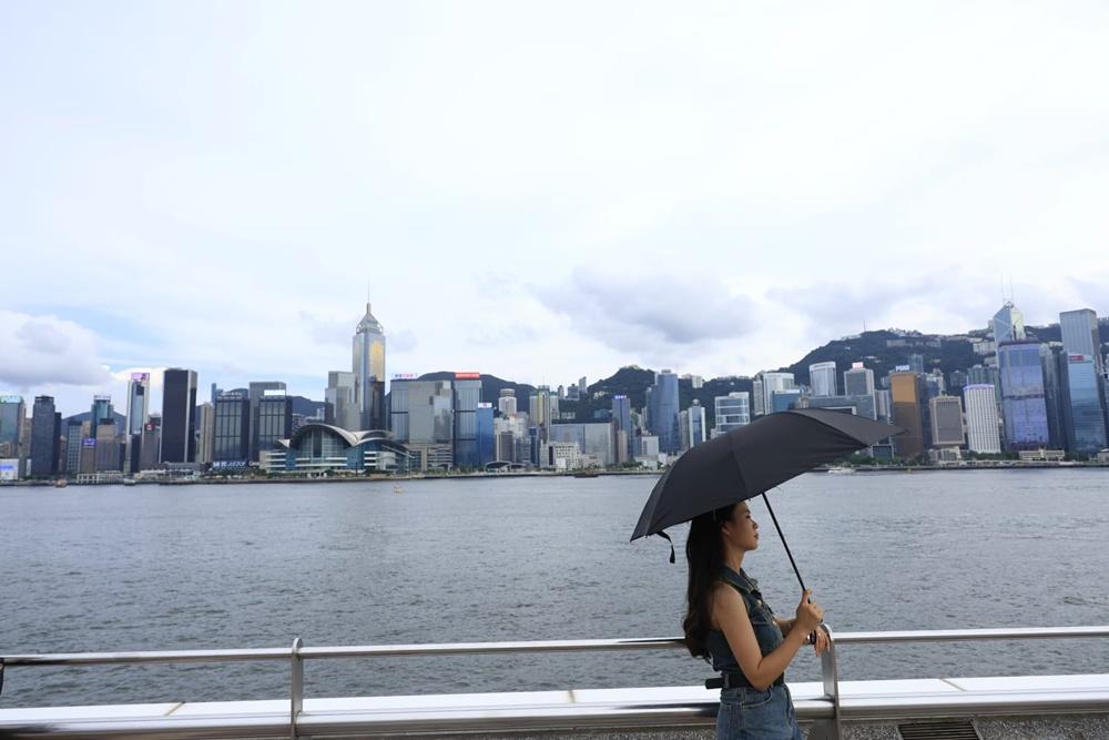 雷暴警告生效,今日有驟雨及幾陣狂風雷暴,最高約30度。(資料圖片)