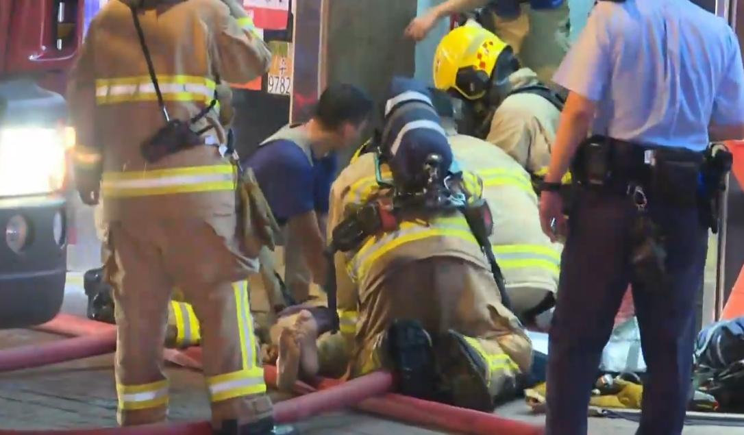 起火單位發現3男及2貓咪,當時全部已陷入昏迷。(有線新聞截圖)