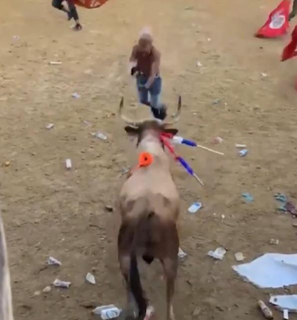 Yovanis衝上前試圖挑釁並躍過公牛。(X)