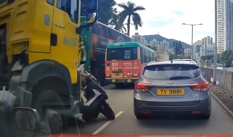 燈號一轉,田螺車開動將其撞低,鐵騎士連人帶車被推前數米。(FB/車cam L(香港群組))