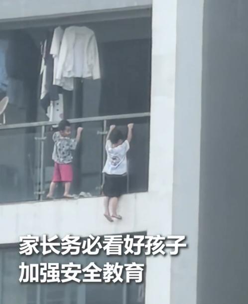 孩子兩腳懸空,抓著玻璃做起引體上升的動作。(微博)