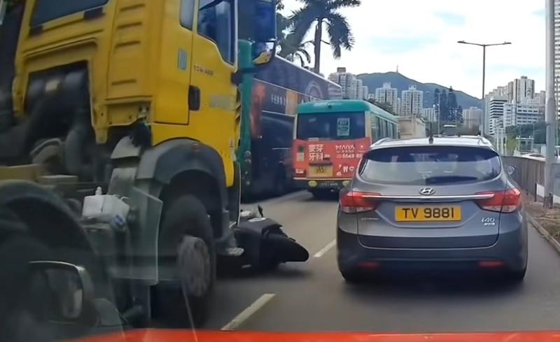 燈號一轉,田螺車開動將其撞低,鐵騎士連人帶車被推前數米。(FB/車cam L(香港群組))