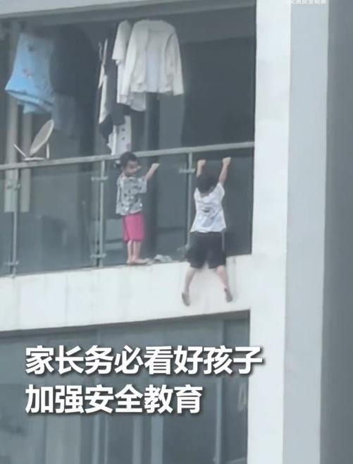 孩子兩腳懸空,抓著玻璃做起引體上升的動作。(微博)