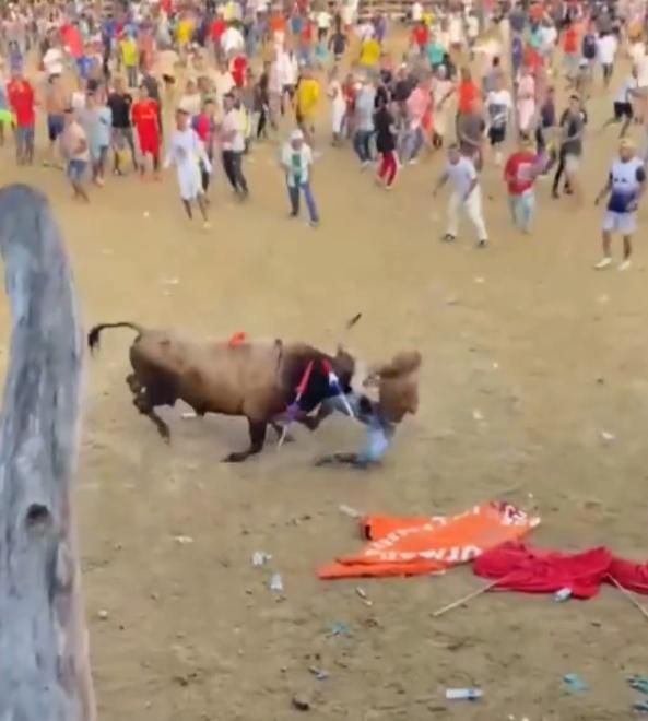 Yovanis被牛角頂飛並多次衝撞,現場觀眾目睹慘劇驚恐尖叫。(X)