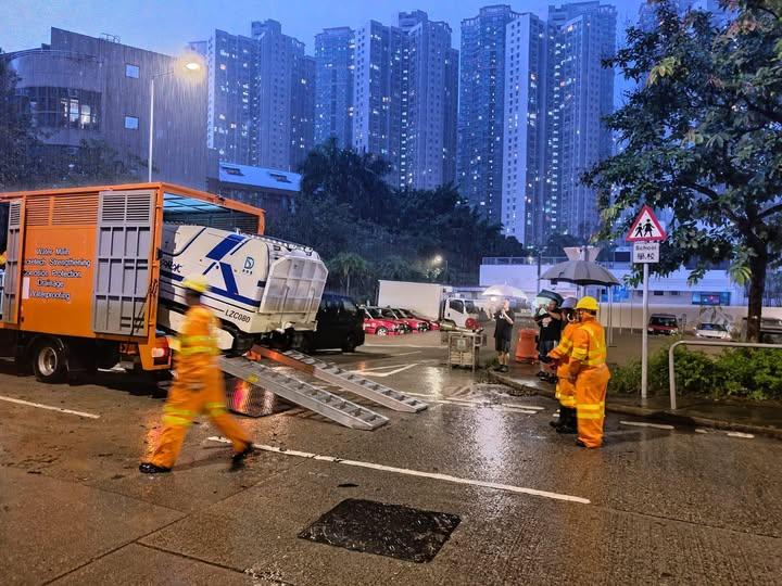 黑雨下將軍澳嚴重水浸多車被淹沒,「龍吸水」機械人出動。(FB/車cam L(香港群組))