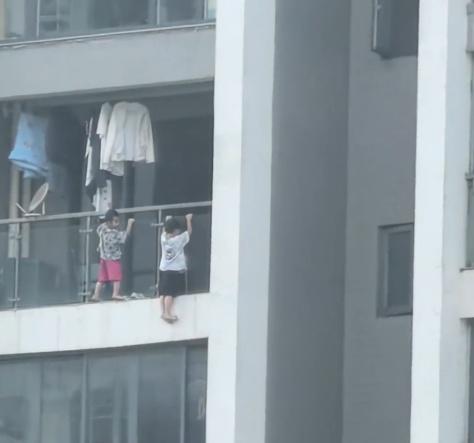 拍攝者說,當時心裡很著急,但又不敢大聲呼喊孩子,怕嚇到他們發生不測。(微博)